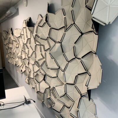 Ensemble de panneaux acoustiques modulables, design Ronan & Erwan Bouroullec. modèle CLOUDS, édition Ligne Roset.
Panneaux individuels en tissu Divina blanc, reliés par rubans élastiques. 
Structure modulable pour créer la forme de son choix, à poser, suspendre ou fixer au mur.  
(env. 550 x 150 cm).
Localisation : Rdc