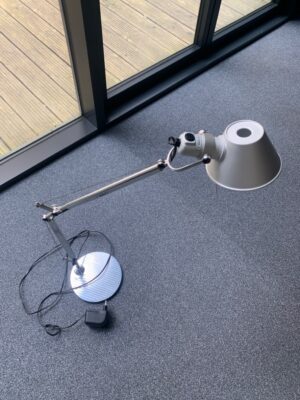 Lampe design Michele De Lucchi & Giancarlo Fassina., modèle Tolomeo mini, édition Artémide.
Structure en aluminium avec bras articulés à ressorts.
10 Unités, vendu avec faculté de réunion.
Localisation : 1er et -1 (B06)