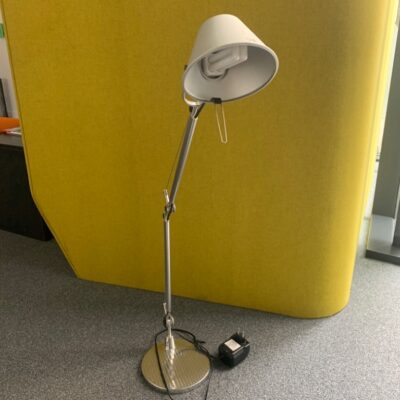 Lampe design Michele De Lucchi & Giancarlo Fassina., modèle Tolomeo mini, édition Artémide.
Structure en aluminium avec bras articulés à ressorts.
10 Unités, vendu avec faculté de réunion.
Localisation : 1er et -1 (B06)