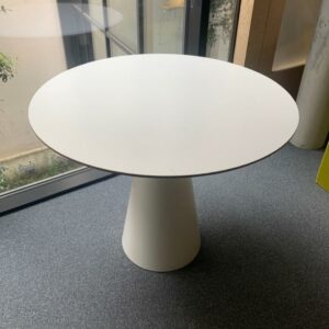 Table ronde blanche, design Piergiorgio Cazzaniga, Collection Reverse, édition Andreu world,
Plateau en bois laqué et piétement en Polyéthylène.
Dimensions : Ø 90  &  H 75 cm.
3 Unités, vendu avec faculté de réunion.
Localisation : 1er, 2e