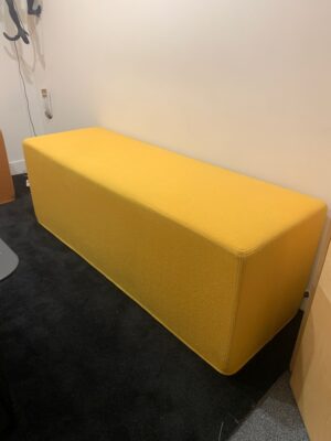Pouf acoustique Buzzi Space modèle "BuzziCube TRIO" recouvert de tissu jaune.
138 x 46 x 47 cm.
Localisation : 1er étage