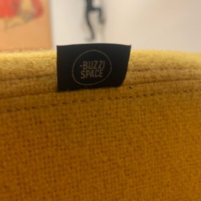 Pouf acoustique Buzzi Space modèle “BuzziCube TRIO” recouvert de tissu jaune.
138 x 46 x 47 cm.
Localisation : 1er étage