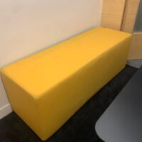 Pouf acoustique Buzzi Space modèle "BuzziCube TRIO" recouvert de tissu jaune.
138 x 46 x 47 cm.
Localisation : 1er étage – Image 3