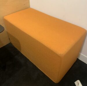 Pouf acoustique Buzzi Space modèle "BuzziCube DUO" recouvert de tissu orange.
92 x 46 x 47 cm.
Localisation : 1er
