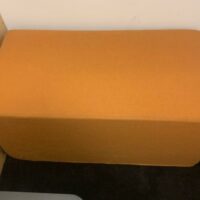 Pouf acoustique Buzzi Space modèle "BuzziCube DUO" recouvert de tissu orange.
92 x 46 x 47 cm.
Localisation : 1er – Image 2