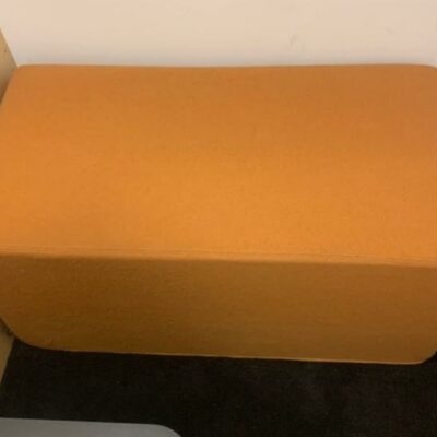 Pouf acoustique Buzzi Space modèle “BuzziCube DUO” recouvert de tissu orange.
92 x 46 x 47 cm.
Localisation : 1er