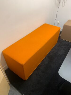 Pouf acoustique Buzzi Space modèle "BuzziCube TRIO" recouvert de tissu orange mandarine.
138 x 46 x 47 cm.
Localisation : 1er