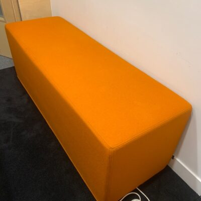 Pouf acoustique Buzzi Space modèle “BuzziCube TRIO” recouvert de tissu orange mandarine.
138 x 46 x 47 cm.
Localisation : 1er
