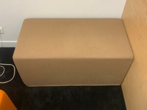 Pouf acoustique Buzzi Space modèle "BuzziCube DUO" recouvert de tissu marron beige.
92 x 46 x 47 cm.
Localisation : 1er