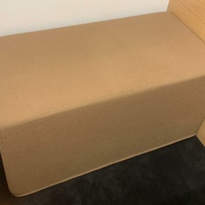 Pouf acoustique Buzzi Space modèle “BuzziCube DUO” recouvert de tissu marron beige.
92 x 46 x 47 cm.
Localisation : 1er