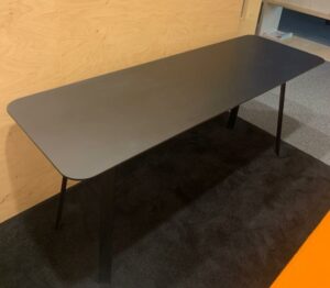 Table basse rectangulaire en métal noir. 
2 Unités, vendu avec faculté de réunion.
55 x 140 x 45 cm. 
Localisation : 1er