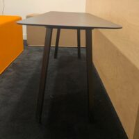 Table basse rectangulaire en métal noir. 
2 Unités, vendu avec faculté de réunion.
55 x 140 x 45 cm. 
Localisation : 1er – Image 2