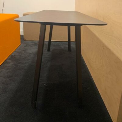 Table basse rectangulaire en métal noir. 
2 Unités, vendu avec faculté de réunion.
55 x 140 x 45 cm. 
Localisation : 1er