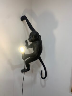 Suspension luminaire en résine noire, design Marcantonio, modèle Monkey, édition SELETTI.
20,5 x 37 x 77 cm.
Localisation : 1er