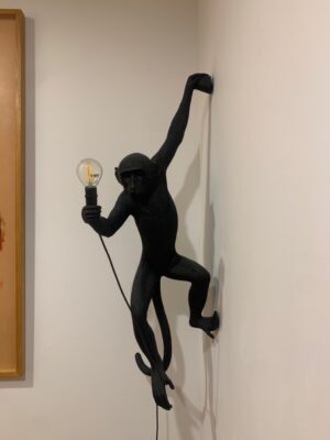 Suspension luminaire en résine noire, design Marcantonio, modèle Monkey, édition SELETTI.
20,5 x 37 x 77 cm
Localisation : 1er.