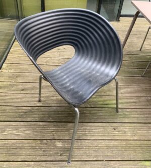 Fauteuil design Ron Arad modèle Tom Vac édition Vitra, assise à structure ondulée en polyproplylène noir sur 4 pieds en acier chromé. 
10 Unités, vendu avec faculté de réunion.
77 x 65 x 65 cm.
Localisation : térrasse 1er, 2e