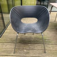 Fauteuil design Ron Arad modèle Tom Vac édition Vitra, assise à structure ondulée en polyproplylène noir sur 4 pieds en acier chromé. 
10 Unités, vendu avec faculté de réunion.
77 x 65 x 65 cm.
Localisation : térrasse 1er, 2e – Image 2