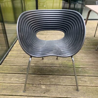 Fauteuil design Ron Arad modèle Tom Vac édition Vitra, assise à structure ondulée en polyproplylène noir sur 4 pieds en acier chromé. 
10 Unités, vendu avec faculté de réunion.
77 x 65 x 65 cm.
Localisation : térrasse 1er, 2e