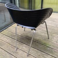 Fauteuil design Ron Arad modèle Tom Vac édition Vitra, assise à structure ondulée en polyproplylène noir sur 4 pieds en acier chromé. 
10 Unités, vendu avec faculté de réunion.
77 x 65 x 65 cm.
Localisation : térrasse 1er, 2e – Image 3
