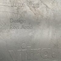 Fauteuil design Ron Arad modèle Tom Vac édition Vitra, assise à structure ondulée en polyproplylène noir sur 4 pieds en acier chromé. 
10 Unités, vendu avec faculté de réunion.
77 x 65 x 65 cm.
Localisation : térrasse 1er, 2e – Image 4