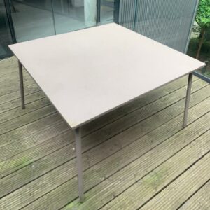 table d’extérieur, Plateau carré ( 120 x 120 cm ) en métal peint finition mate, structure à quatre pieds fins assortis.
2 Unités, vendu avec faculté de réunion.
Hauteur : 73 cm
Localisation : terrasse 1er, 2e