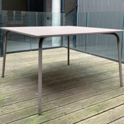 table d’extérieur, Plateau carré ( 120 x 120 cm ) en métal peint finition mate, structure à quatre pieds fins assortis.
2 Unités, vendu avec faculté de réunion.
Hauteur : 73 cm
Localisation : terrasse 1er, 2e