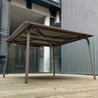 table d’extérieur, Plateau carré ( 120 x 120 cm ) en métal peint finition mate, structure à quatre pieds fins assortis.
2 Unités, vendu avec faculté de réunion.
Hauteur : 73 cm
Localisation : terrasse 1er, 2e – Image 3