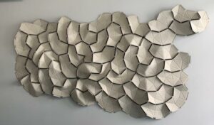 Ensemble de panneaux acoustiques modulables "CLOUDS" de marque Ligne Roset, design Ronan & Erwan Bouroullec.
Panneaux individuels en tissu Divina blanc, reliés par rubans élastiques. (env. 270 x 160 cm)
Structure modulable pour créer la forme de son choix, à poser, suspendre ou fixer au mur.
Localisation : 1er
