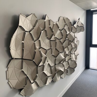 Ensemble de panneaux acoustiques modulables “CLOUDS” de marque Ligne Roset, design Ronan & Erwan Bouroullec.
Panneaux individuels en tissu Divina blanc, reliés par rubans élastiques. (env. 270 x 160 cm)
Structure modulable pour créer la forme de son choix, à poser, suspendre ou fixer au mur.
Localisation : 1er