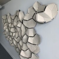 Ensemble de panneaux acoustiques modulables "CLOUDS" de marque Ligne Roset, design Ronan & Erwan Bouroullec.
Panneaux individuels en tissu Divina blanc, reliés par rubans élastiques. (env. 270 x 160 cm)
Structure modulable pour créer la forme de son choix, à poser, suspendre ou fixer au mur.
Localisation : 1er – Image 3