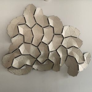 Ensemble de panneaux acoustiques modulables "CLOUDS" de marque Ligne Roset, design Ronan & Erwan Bouroullec.
Panneaux individuels en tissu Divina blanc, reliés par rubans élastiques. (env. 160 x 140 cm)
Structure modulable pour créer la forme de son choix, à poser, suspendre ou fixer au mur.
Localisation : 1er