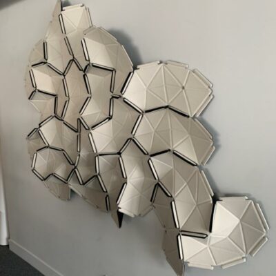 Ensemble de panneaux acoustiques modulables “CLOUDS” de marque Ligne Roset, design Ronan & Erwan Bouroullec.
Panneaux individuels en tissu Divina blanc, reliés par rubans élastiques. (env. 160 x 140 cm)
Structure modulable pour créer la forme de son choix, à poser, suspendre ou fixer au mur.
Localisation : 1er