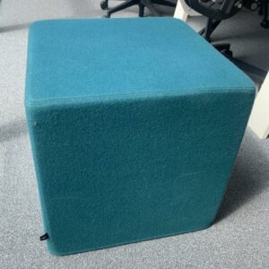 Pouf acoustique Buzzi Space modèle "BuzziCube SOLO" en tissu bleu canard
46 x 46 x 47 cm
Localisation : 1er étage