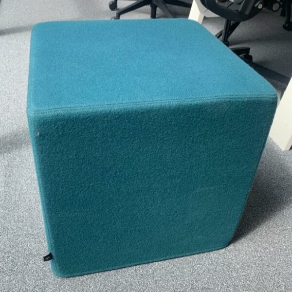 Pouf acoustique Buzzi Space modèle "BuzziCube SOLO" en tissu bleu canard
46 x 46 x 47 cm
Localisation : 1er étage