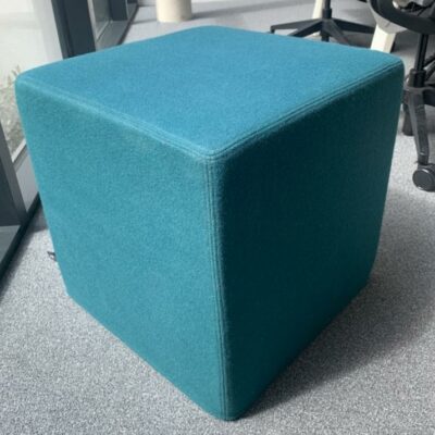 Pouf acoustique Buzzi Space modèle “BuzziCube SOLO” en tissu bleu canard
46 x 46 x 47 cm
Localisation : 1er étage