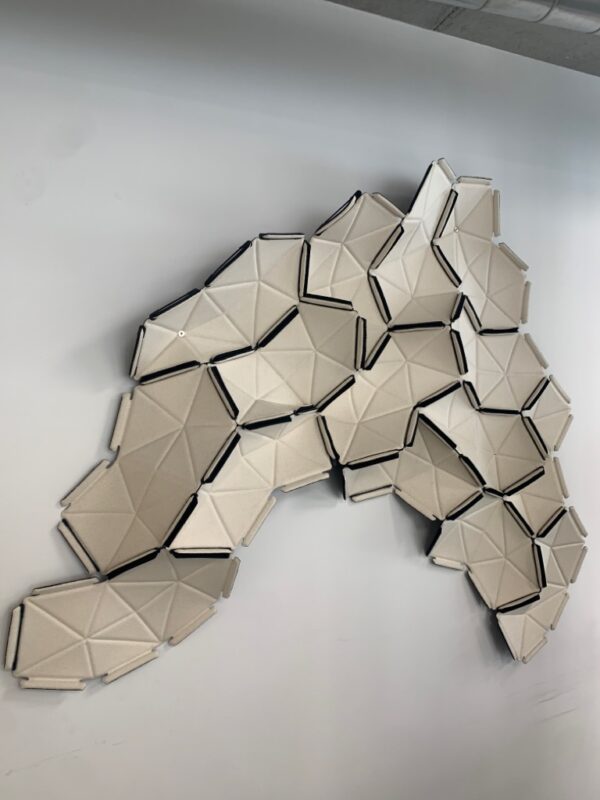 Ensemble de panneaux acoustiques modulables "CLOUDS" de marque Ligne Roset, design Ronan & Erwan Bouroullec.
Panneaux individuels en tissu Divina blanc, reliés par rubans élastiques. (env. 130 x 100 cm)
Structure modulable pour créer la forme de son choix, à poser, suspendre ou fixer au mur.