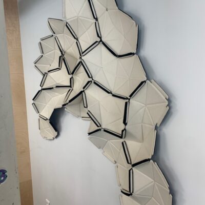 Ensemble de panneaux acoustiques modulables “CLOUDS” de marque Ligne Roset, design Ronan & Erwan Bouroullec.
Panneaux individuels en tissu Divina blanc, reliés par rubans élastiques. (env. 130 x 100 cm)
Structure modulable pour créer la forme de son choix, à poser, suspendre ou fixer au mur.