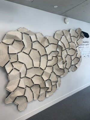 Ensemble de panneaux acoustiques modulables "CLOUDS" de marque Ligne Roset, design Ronan & Erwan Bouroullec.
Panneaux individuels en tissu Divina blanc, reliés par rubans élastiques. (env. 270 x 160 cm)
Structure modulable pour créer la forme de son choix, à poser, suspendre ou fixer au mur.
Localisation : 2e étage