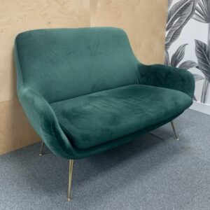 Canapé style scandinave, deux places.
Revêtement en velours vert foncé, assise et dossier rembourrés.
Pieds fins en métal doré.
90 x 120 x 65 cm
Localisation : 2e