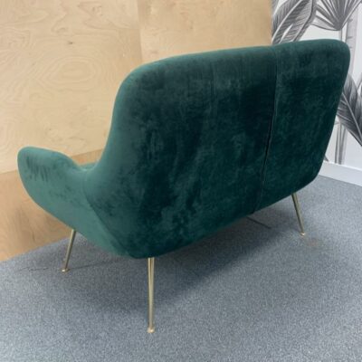 Canapé style scandinave, deux places.
Revêtement en velours vert foncé, assise et dossier rembourrés.
Pieds fins en métal doré.
90 x 120 x 65 cm
Localisation : 2e