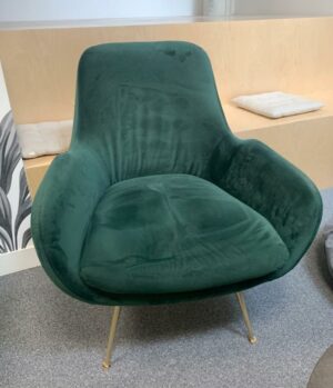 Fauteuil style scandinave,
Revêtement en velours vert foncé, assise et dossier rembourrés.
Pieds fins en métal doré.
90 x 70 x 60 cm
Localisation : 2e