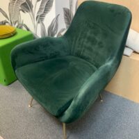Fauteuil style scandinave,
Revêtement en velours vert foncé, assise et dossier rembourrés.
Pieds fins en métal doré.
90 x 70 x 60 cm
Localisation : 2e – Image 2