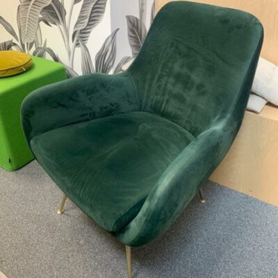 Fauteuil style scandinave,
Revêtement en velours vert foncé, assise et dossier rembourrés.
Pieds fins en métal doré.
90 x 70 x 60 cm
Localisation : 2e