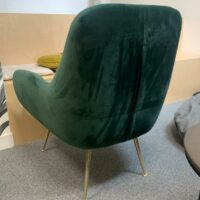 Fauteuil style scandinave,
Revêtement en velours vert foncé, assise et dossier rembourrés.
Pieds fins en métal doré.
90 x 70 x 60 cm
Localisation : 2e – Image 3