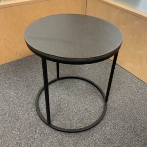 Table gigogne ronde, plateau en bois foncé et structure en métal noir
2 Unités, vendu avec faculté de réunion.
Dimensions : Ø 40  &  H 42 cm.
Localisation : 2e