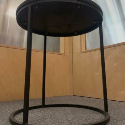 Table gigogne ronde, plateau en bois foncé et structure en métal noir
2 Unités, vendu avec faculté de réunion.
Dimensions : Ø 40  &  H 42 cm.
Localisation : 2e