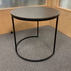 Table gigogne ronde, plateau en bois foncé et structure en métal noir. 
2 Unités, vendu avec faculté de réunion.
Dimensions : Ø 50  &  H 45 cm.
Localisation : 2e