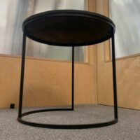 Table gigogne ronde, plateau en bois foncé et structure en métal noir. 
2 Unités, vendu avec faculté de réunion.
Dimensions : Ø 50  &  H 45 cm.
Localisation : 2e – Image 2