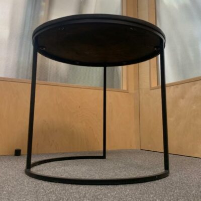 Table gigogne ronde, plateau en bois foncé et structure en métal noir. 
2 Unités, vendu avec faculté de réunion.
Dimensions : Ø 50  &  H 45 cm.
Localisation : 2e