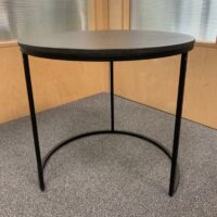 Table gigogne ronde, plateau en bois foncé et structure en métal noir. 
2 Unités, vendu avec faculté de réunion.
Dimensions : Ø 50  &  H 45 cm.
Localisation : 2e – Image 3